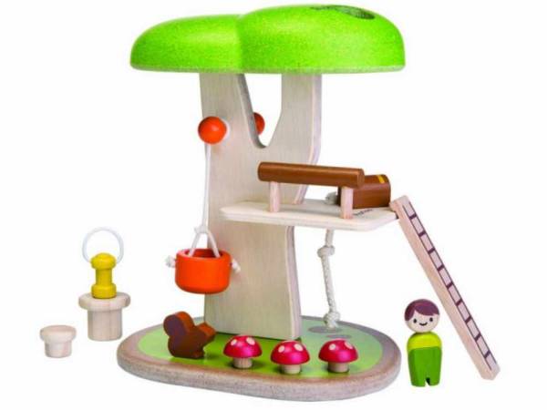 Spielwelt Baumhaus mit einer Spielfigur, einem Eichhörnchen, 3 Pilzen, einer Kommode, einer Laterne, Tisch und Stuhl, einer abnehmbaren Leiter, einem Schwingseil und einem Flaschenzug. 