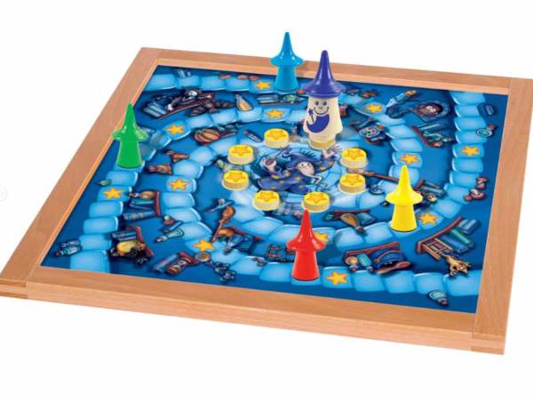 Quadratische Spielbrett mit Holzrahmen, Spielflaeche in blau gehalten mit aufgedrucktem Inventar des Zauberers. fuenf Spielfiguren Sternenplaettchen aus Holz.