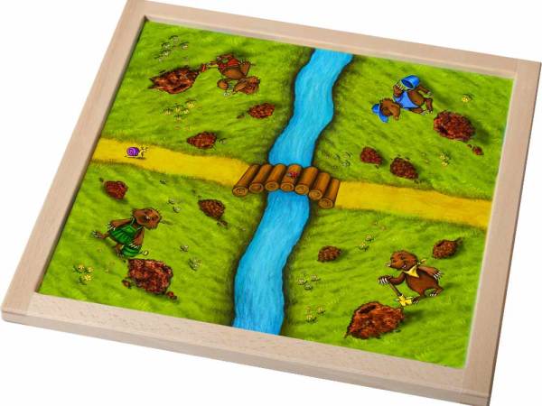 Quadratisches Spielbrett mit Holzrahmen, bedruckt mit einer Maulwurflandschaft, Fluss und Brücke und lustigen Maulwürfen